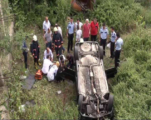 Otomobil, duvardan boş arsaya uçtu: 1'i ağır 4 yaralı
