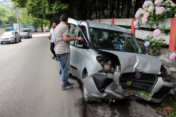 Direksiyon başında tansiyonu düşünce kaza yaptı