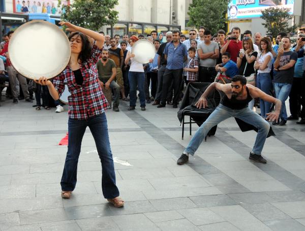 Kadınlardan hemcinslerinin öldürülmesine tiyatrolu tepki