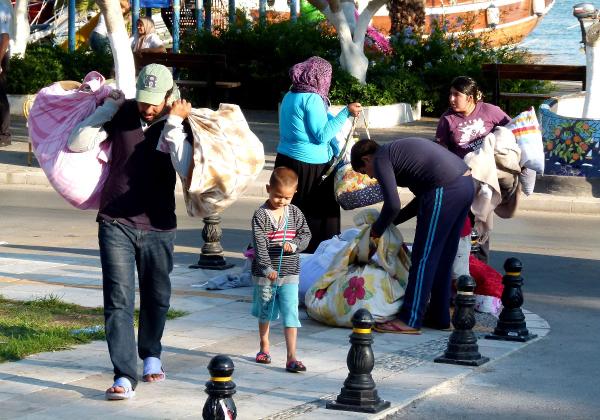 Bodrumlu esnafın şikayeti üzerine Suriyeliler okul bahçesine toplandı