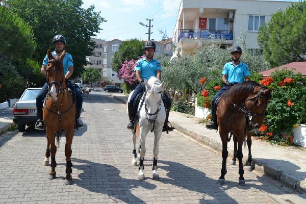 Ayvalık plaj ve sokakları atlı timlere emanet
