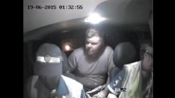 Polis otosunda dehşet… Otomobilin içine alınan zanlı iki polisi bıçaklarken güvenlik kamerası o anları böyle görüntüledi