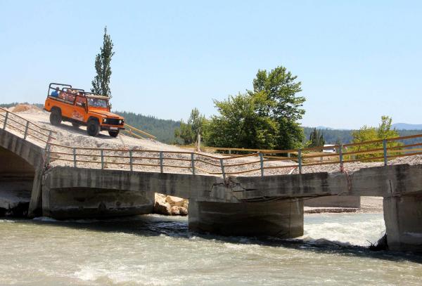 Yıkılma tehlikesi bulunan köprüde cip safari