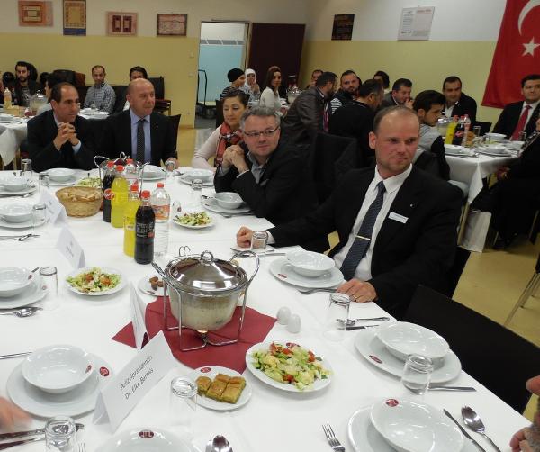 Duisburg'da düzenlenen iftar farklı din ve milletten davetlileri bir araya getirdi