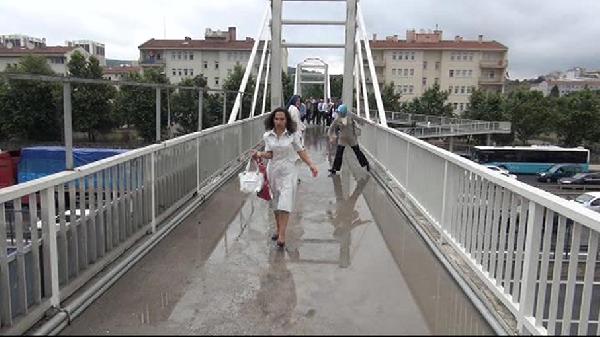 İstanbul'da yağmur yağdı, üst geçidi su bastı