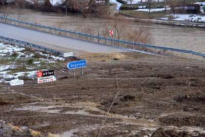 Geyve'de heyelan yol kapattı