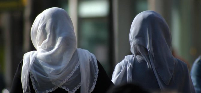 Başörtülü annelerin okul gezilerine katılması yasaklandı