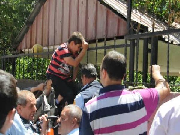 Topu almak isterken eline demir korkuluk saplandı