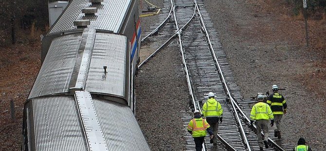 Barselona'da tren raydan çıktı: Ölü ve yaralılar var