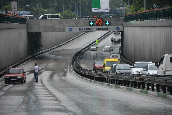 Bursa’da sağanak ulaşımı aksattı