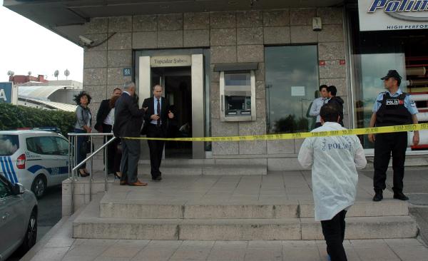 Kuru sıkı tabanca ve bomba süsü verilmiş düzenekle banka soydu