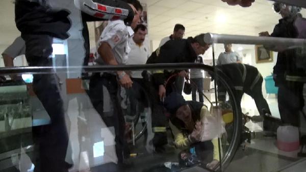 Eli yürüyen merdivene sıkışan çocuğu itfaiye kurtardı