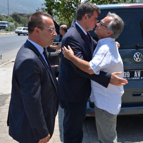 Feyzioğlu'ndan oğlu ölen avukata taziye ziyareti