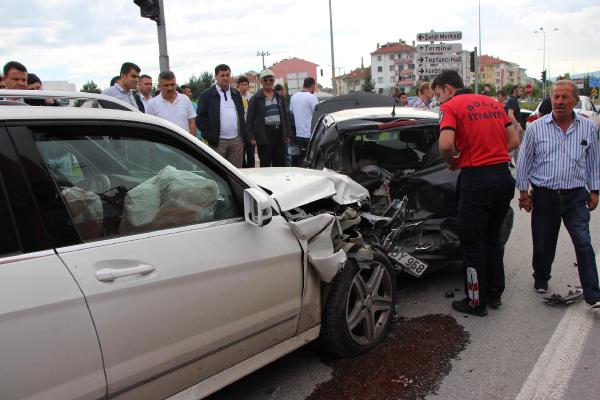 Kavşakta 5 araç birbirine girdi: 6 yaralı