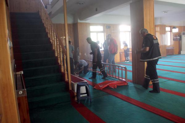 Camide soyunup kendini yakmak istedi