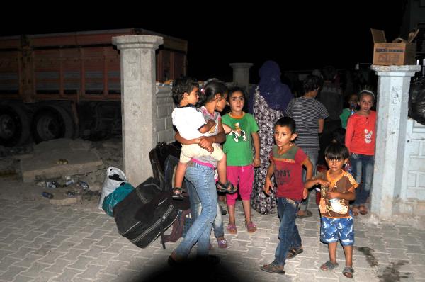 Suriye'den kaçan 200 Türkmen Türkiye'de iftar açtı