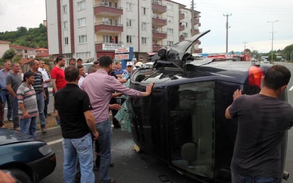 Takla atan otomobilin sürücüsü çekiçle cam kırılarak kurtarıldı