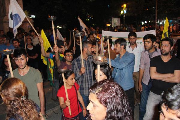 Bingöl'de üniversite öğrencilerinden Öcalan için meşaleli yürüyüş