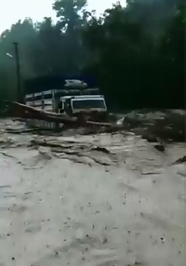 Sakarya’da can alan  sel böyle görüntülendi