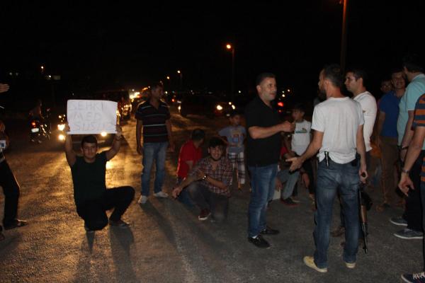 Nusaybin'de 2 gündür suları akmayan site sakinleri karayolunu trafiğe kesti