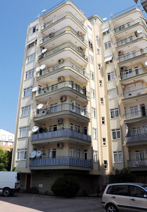 Genç kızın mucize kurtuluşu; 7'nci kattan 5'inci kata düştü