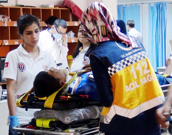 Devrilen motosikletten yola savrulan genç yaralandı