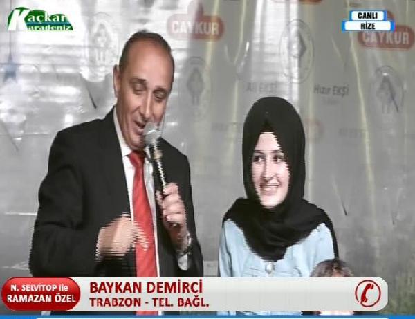 Ramazan etkinliğinde ekranda kız arkadaşını gördü, telefonla bağlandığı canlı yayında evlilik teklif etti