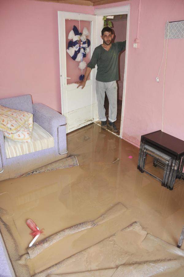 Kartepe Eşme'de sel suları yüzünden birçok eve girilemiyor