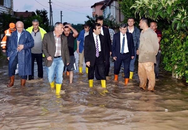 Kartepe Eşme'de sel suları yüzünden birçok eve girilemiyor (2)
