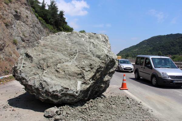 Sakarya Eskişehir Yolu'ndaki tehlikeli kayalar patlatılarak indirildi