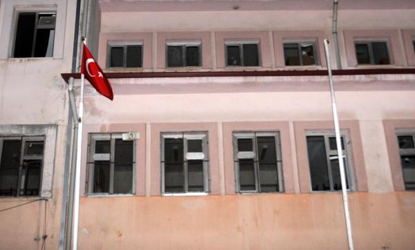 Okulun düşen bayrağı polisi harekete geçirdi