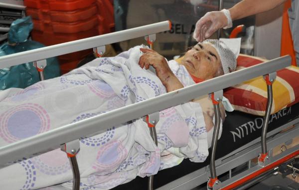 Yaşlı kadını demir çubukla dövüp, 8 bileziğini aldı