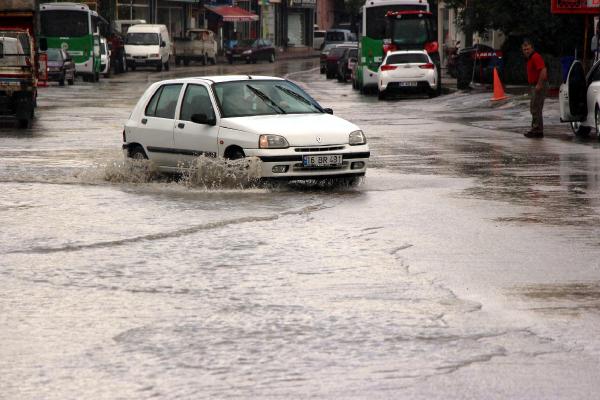 Yarım saatlik sağanak yağmur Bolu'yu felç etti