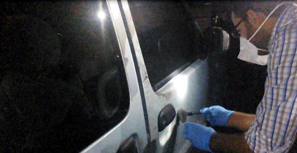Evini soyup aracını çalan hırsızı yakalayıp polise teslim etti