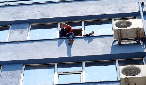Patronuna kızdı, 8'inci kat penceresine çıktı