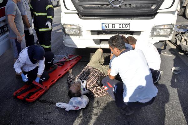 Kamyon çarpan motosikletteki turist çift yaralandı