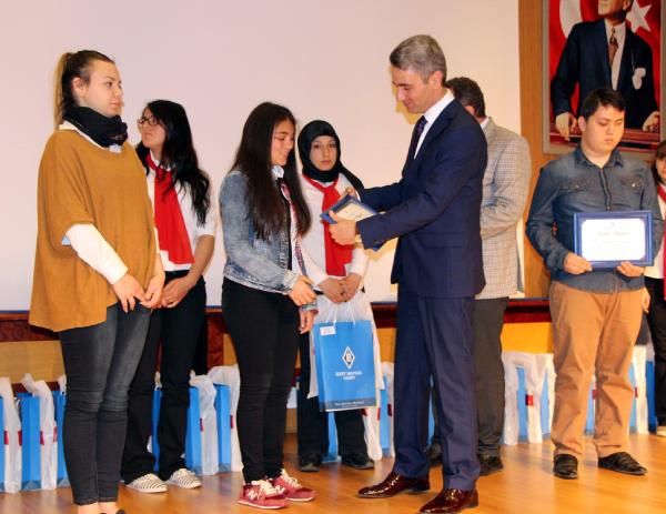 İzzet Baysal Vakfı, lise birincilerini ödüllendirdi