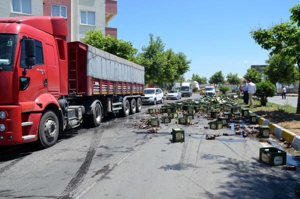 Branda yırtılınca yüzlerce bira şişesi yola saçıldı
