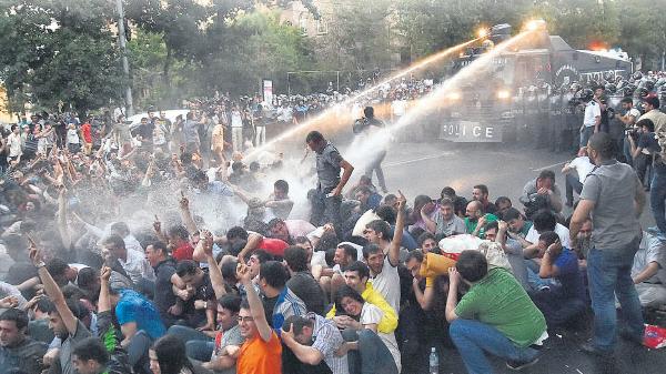 Ermenistan hükümeti protestolar ve zam konusunda geri adım atmadı