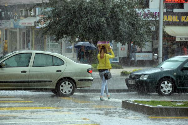Çorum'da sağanak yağmur su baskınına neden oldu