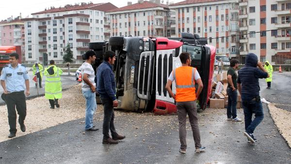 Tosya'da TIR devrildi: 1 yaralı