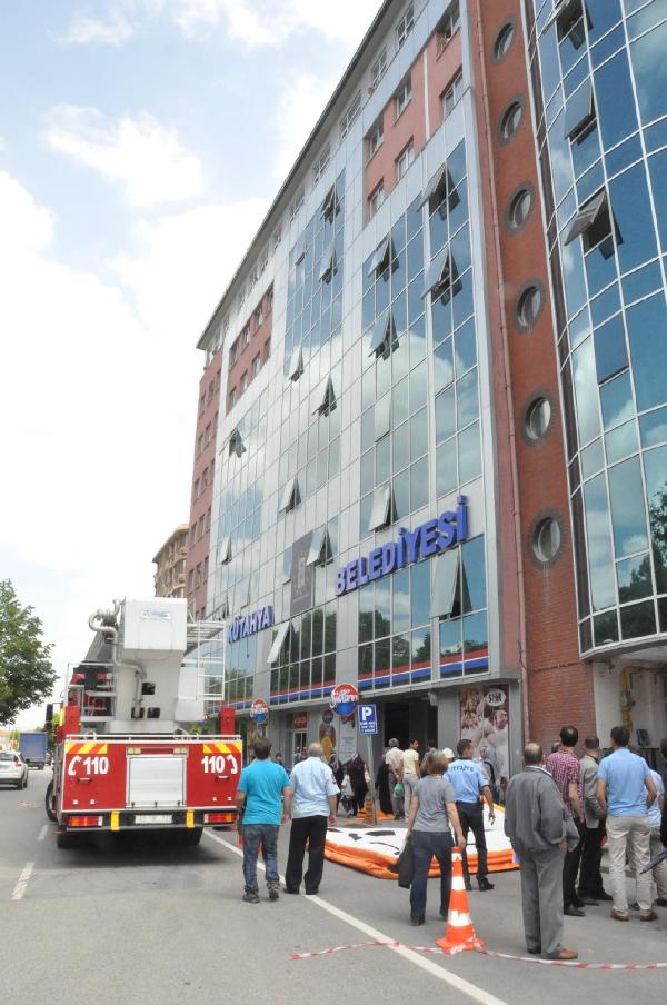 Belediye binasının çatısına çıkıp intihar etmek istedi