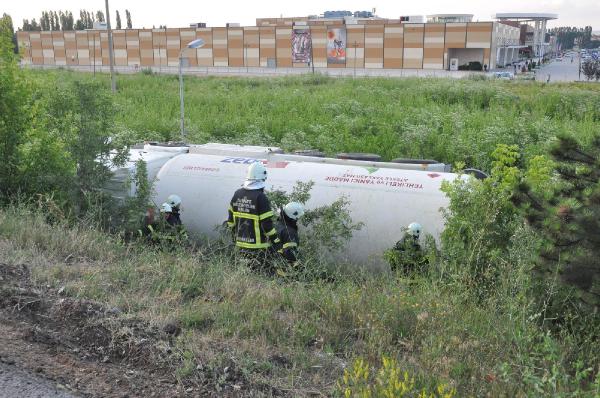 LPG tankeri şarampole devrildi: 1 yaralı