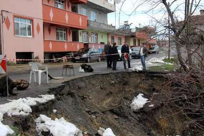 Zonguldak'ta heyelan 7 binayı tehdit ediyor