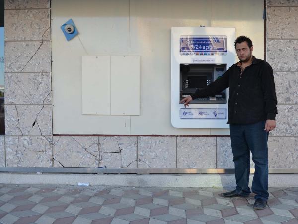 Kontak anahtarıyla oynarken çalıştırdığı otomobil, hareket edip bankamatikte işlem yapan albaya çarptı