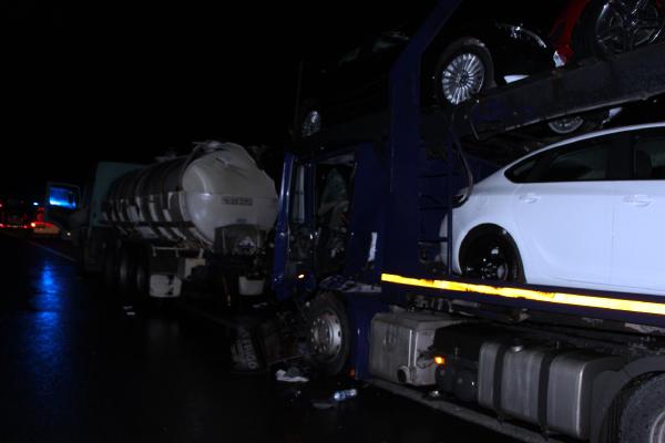 Tankere çarpan TIR'daki 6 yeni otomobil zarar gördü