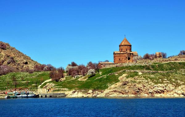Akdamar Kilisesi'nde 10 dilde konser