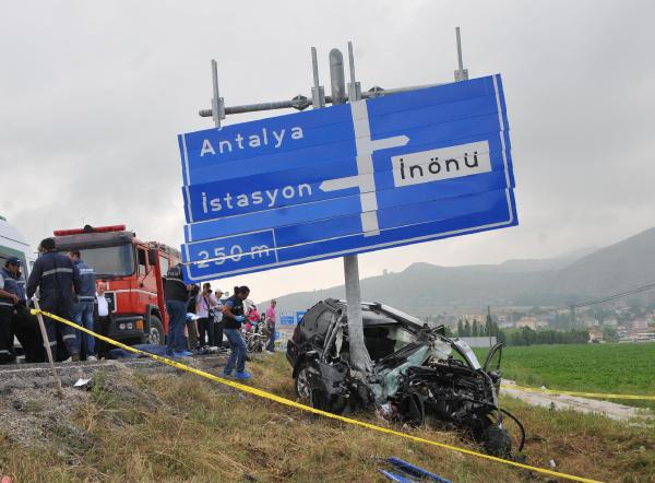 Kontrolden çıkan cip trafik yön direğine çarptı: 4 ölü, 1 yaralı