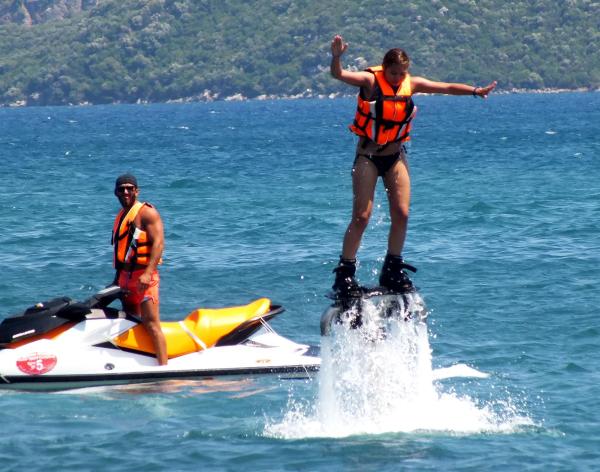Marmaris'teki turistler su sporları ile heyecan arıyor