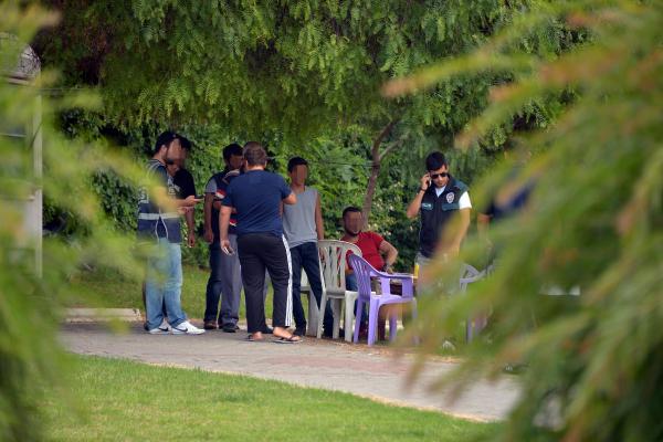 Parklarda eğitimli köpek Maya ile uyuşturucu aradılar